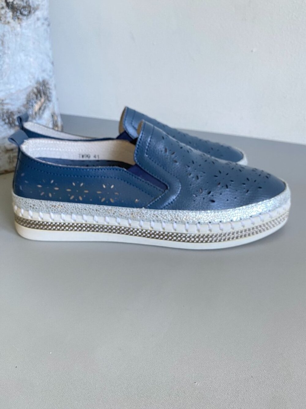 Bernie Mev. TW99 Navy Blue Leather Laser Cut Memory Foam Slip-On Loafers Sz 10
